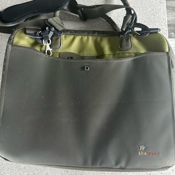 Sherpani double compartment laptop bag with extra pockets. Safe and comfy to use - Picture 2 of 9